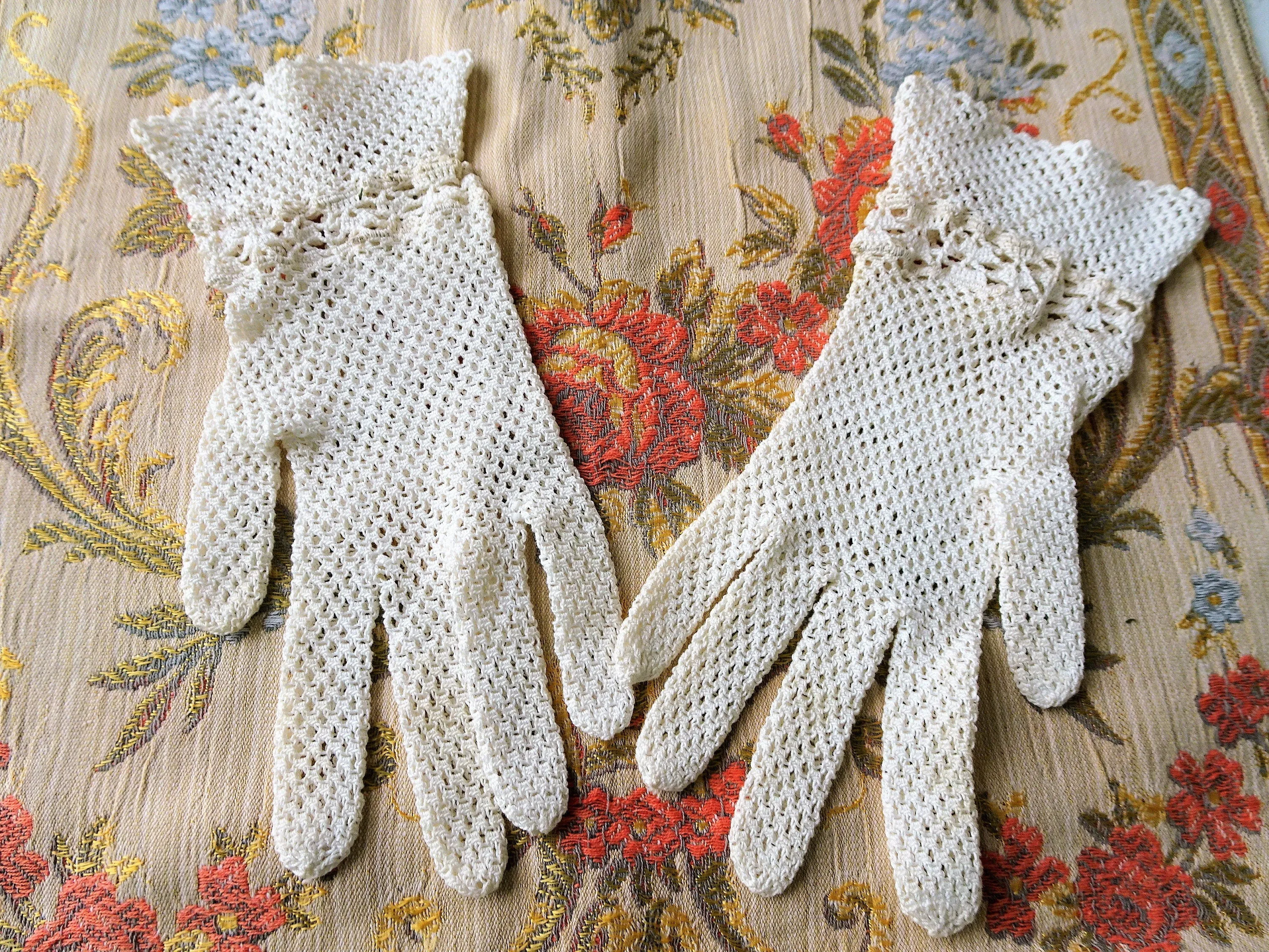 CHARMING Antique Gloves,Hand Crocheted Lace Gloves, Very Pretty Design, Romantic Gloves, Wedding Bridal Gloves, Collectible Vintage Clothing